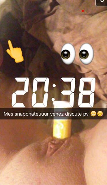 snap de cul avec cette salope qui s’enfile tout dans sa chatte