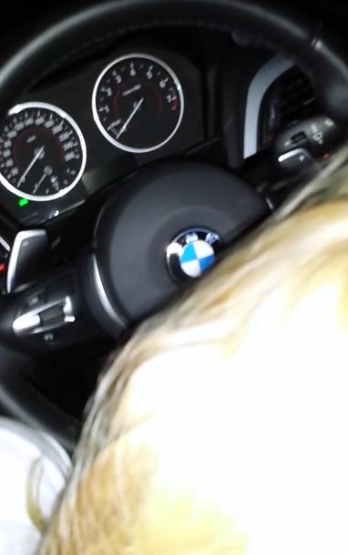 elle me suce dans la bmw