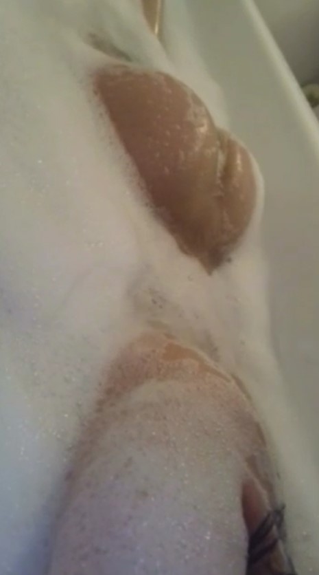 belle meuf fraiche de 24 ans dans son bain