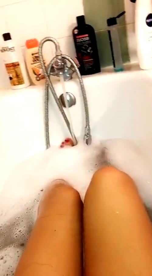Petite salope dans son bain sur snap