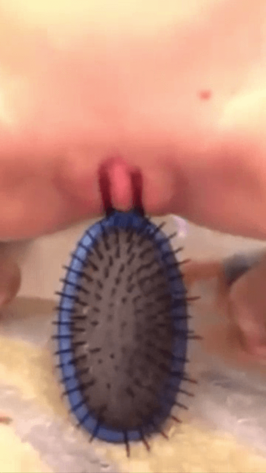 Elle baise sa brosse à cheveux