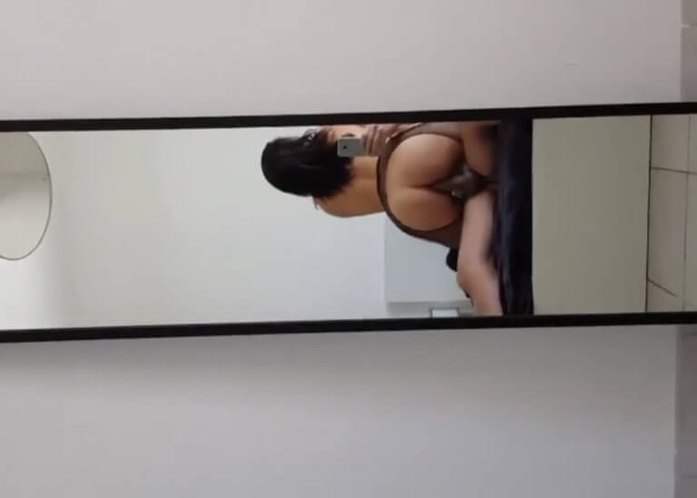 Beurette au cul de luxe dans petite tenue sexy face au miroir !